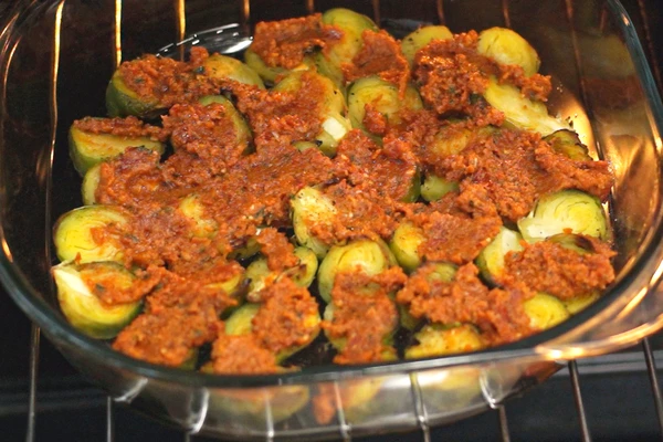 Готовое песто добавить к брюссельской капусте, запекать 5 минут.
