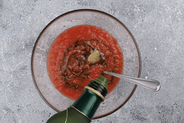 Приготовить маринад: перетертые томаты смешать с соевым соусом, медом, горчицей, добавить оливковое масло, пару веточек тимьяна, поперчить. 