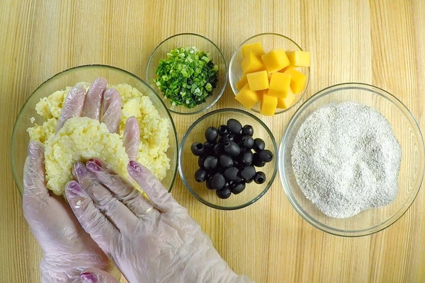 Сыр чеддер или моцареллу нарезать крупными кубиками. Лук мелко порубить.