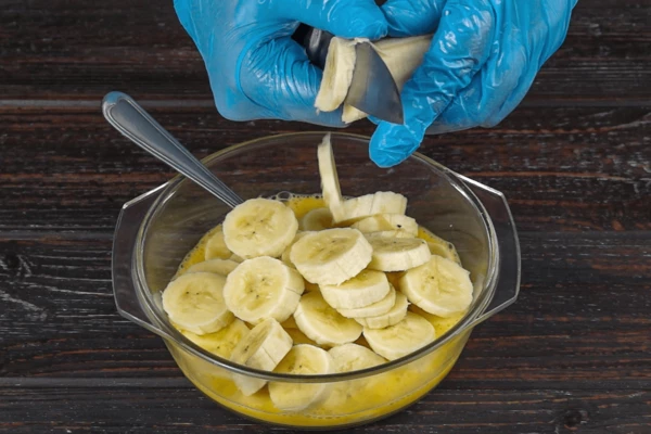 Приготовить начинку: смешать 2 яйца и нарезанные кружочками бананы.