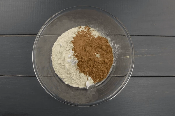 Отдельно смешать муку, разрыхлитель, соль, соду и какао