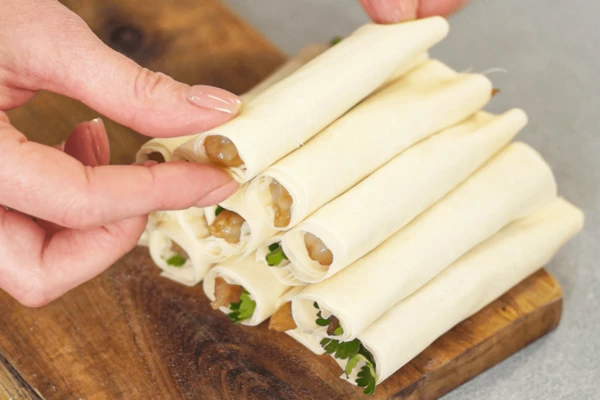 Свернуть в рулет, оставляя хвостик немного снаружи. 

