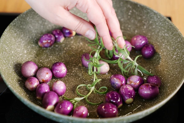  Мини-баклажаны очистить от зеленых «хвостиков», обжарить на разогретой с растительным маслом сковороде, посолить по вкусу. Долго жарить не стоит, так как баклажанчики молоденькие и должны оставаться немного хрустящими. По желанию можно добавить соус, например, чили для курицы или терияки.