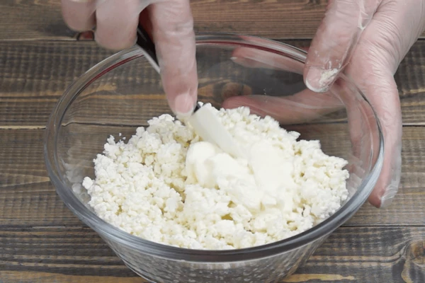 Творог и сметану смешать в отдельной чашке.