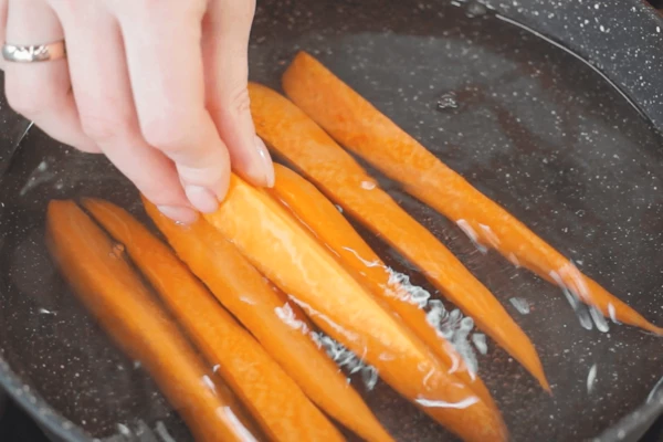 Затем бланшировать в кипящей подсоленной воде  5 - 6 минут. Затем откинуть на дуршлаг. 