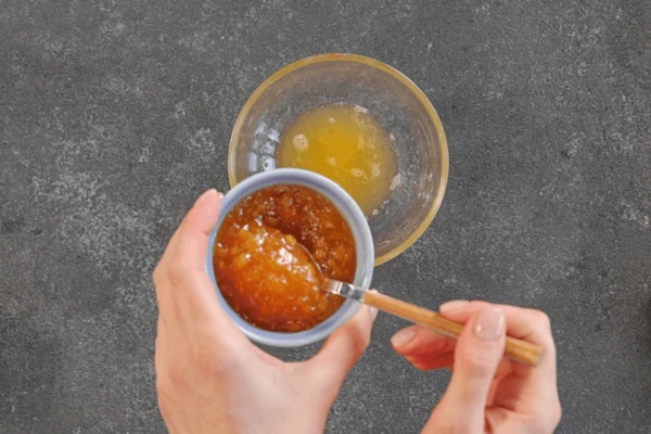 Для соуса смешать сок апельсина, фруктовую горчицу и кимчи.
