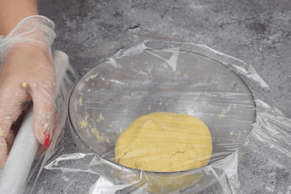  Накрыть пищевой пленкой и убрать на 30 минут в холодильник. 