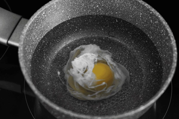 Приготовить яйцо пашот: для этого в большой кастрюле довести воду до кипения, влить уксус. Венчиком в центре сделать "воронку", быстро влить туда яйцо. Варить 3-4 минуты. Вынуть шумовкой яйцо пашот и переложить на тарелку с салфеткой.
