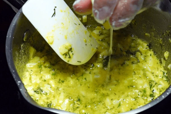 Влить лимонный сок. Хорошо перемешать и снять с огня в теплое место.