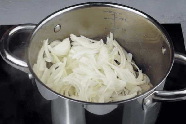 Затем добавить лук и чеснок, потушить 2-3 минуты, помешивая. 