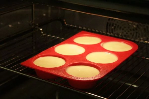 Разлить в формочки и поставить в разогретую до 180С духовку примерно на 20-25 минут. ( в зависимости от мощности жарочного шкафа).