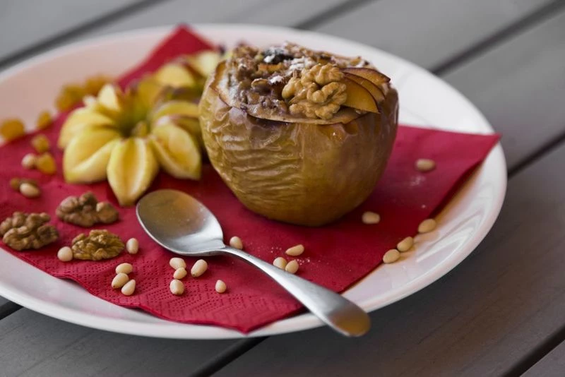 Живая каша  в яблоке