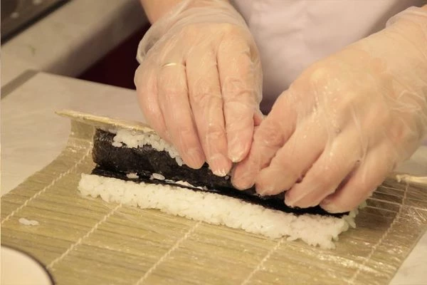 Рис выкладываем остывать и заливаем полученным соусом, равномерно размешиваем. Пока рис остывает, его рекомендуется периодически помешивать.