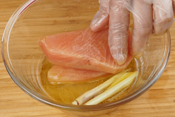 Стейки рыбы замариновать на 5-7 минут в лимонно-масляной смеси.