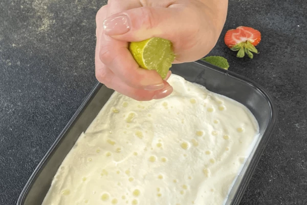 Полить соком лайма и закрыть крышкой. 
Убрать в морозилку на 3 часа