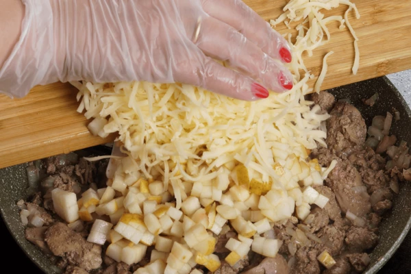 Затем добавить грушу и сыр, хорошо перемешать, жарить еще около минуты.