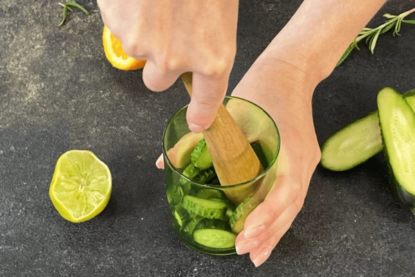 Размять ступкой.