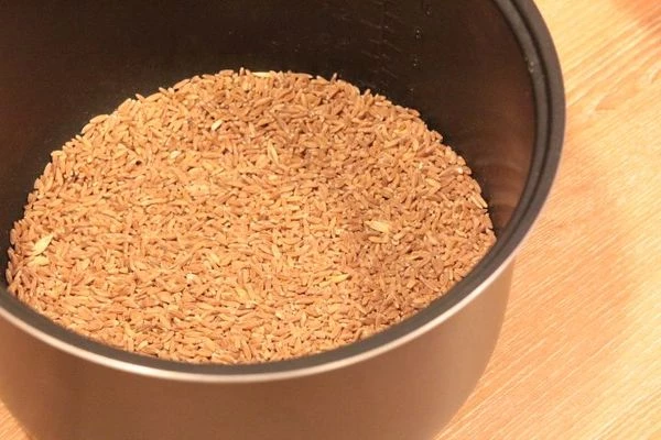 Как приготовить полбу в мультиварке: Крупу промыть, выложить в тефлоновую чашу, залить водой. (1:3) Поставить программу крупа-рис. (варка в течение 30-35 минут).