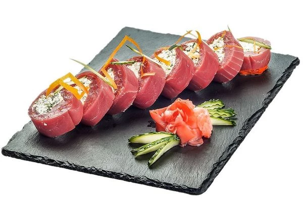 Готовый рулет разрезать острым ножом на 8 частей. Украсить зеленью или маринованным имбирем.