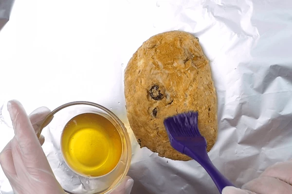  Готовые горячие штоллены смазать сливочным маслом. 