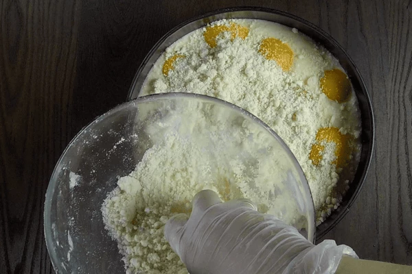 Сверху выложить оставшуюся крошку.