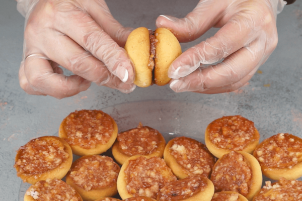 Заправить начинку в половинки «персиков» и склеить между собой. Оставить минут на 10 в прохладном месте, чтобы склеились.