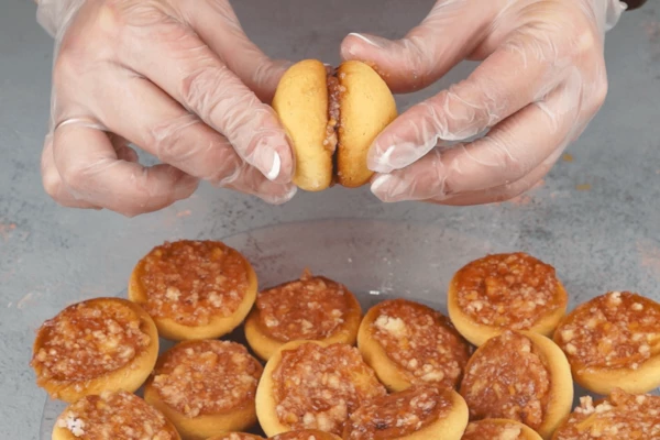 Заправить начинку в половинки «персиков» и склеить между собой. Оставить минут на 10 в прохладном месте, чтобы склеились.