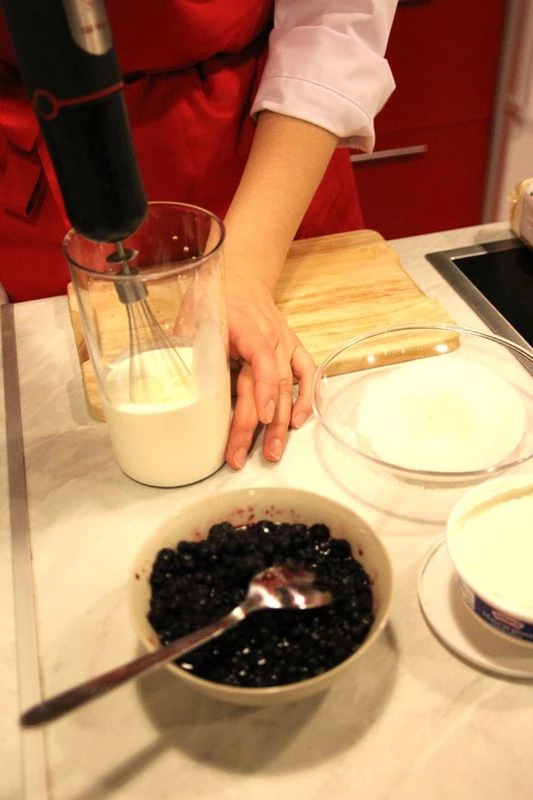 Добавьте по 2-3 ложки ягод в каждый стаканчик, в зависимости от объема порции.