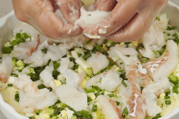 По всей поверхности теста выложить начинку. 