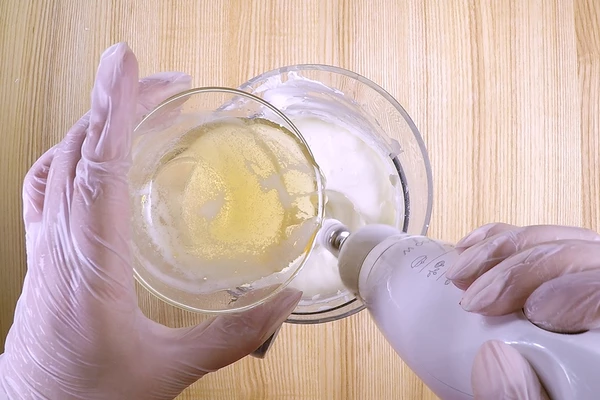 Желатин растопить около 30 секунд в микроволновке. Влить тонкой струйкой в крем, не переставая взбивать.