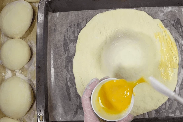 По краю смазать яйцом. 