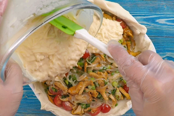 Залить оставшейся сливочной массой.