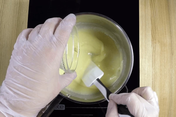 Добавить ванильный сахар, разогретый в микроволновой печи, желатин (30 сек). Снять с огня, охладить до комнатной температуры.