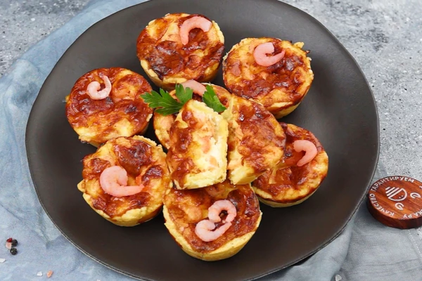 Готовые мини-киши украсить зеленью.