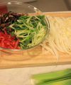Приготовить начинку: грибы шиитаки, лук, китайскую капусту и перец чили нарезать тонкой соломкой.