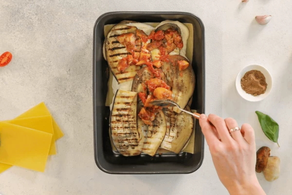 Снова слайсы баклажанов, соус с грибами и томатами.