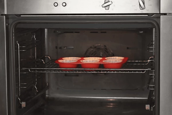  Поставить в разогретую до 170С духовку на 20-25 минут. Готовые кексы остудить до комнатной температуры