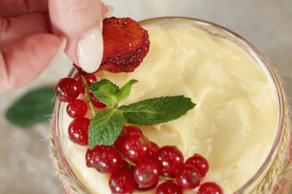 Оформить свежими и сушеными ягодами, мятой.
