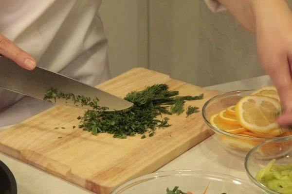 В конце заправить мелко нарезанным укропом и несколькими дольками лимона. Снять с огня и дать настояться 5-10 минут.