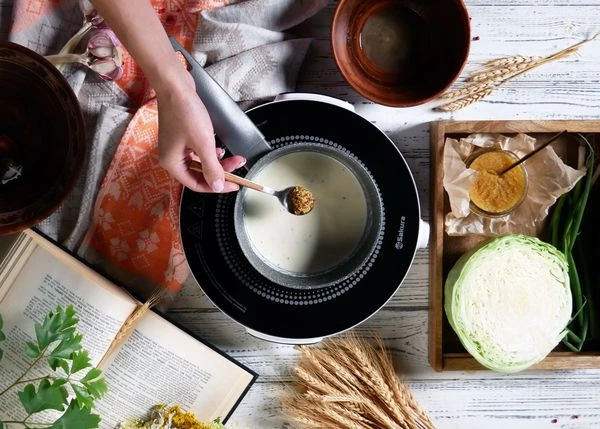 В сотейник влить сливки, добавить выпаренное вино, горчицу, соль и сахар, довести до кипения, снять с огня.