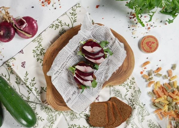 Свеклу вымыть,  сбрызнуть маслом, посолить, завернуть в фольгу. Запекать 35 минут при 180 градусах. Остудить, очистить и нарезать тонкими ломтиками. 
Выложить свеклу и нарезанную скумбрию. 