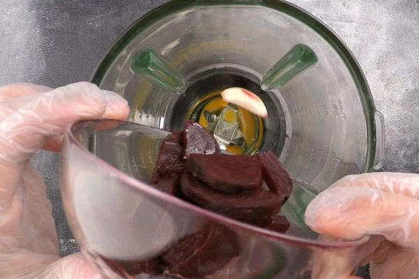 Сначала приготовить розовое тесто: в блендере взбить яйцо, 1 зубчик чеснока и свеклу до однородного пюре. 