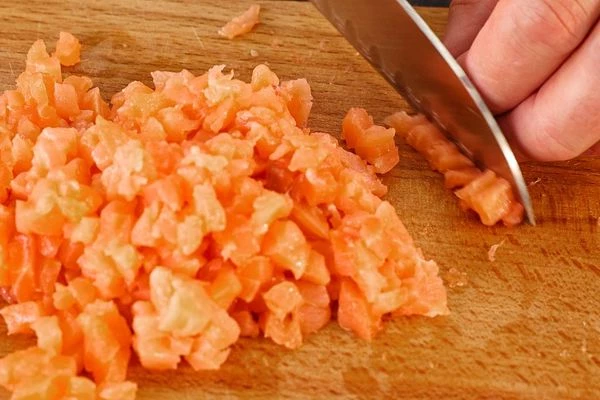 Семгу снять с кожи, мелко нарезать.