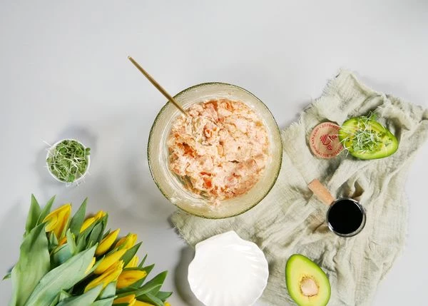 Затем добавить творожный сыр и икру. Хорошо перемешать.