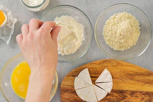 Сыр обвалять в муке.