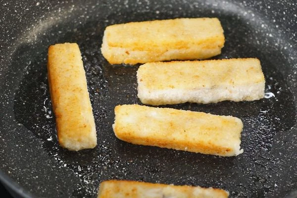 Рыбные палочки обжарить в растительном масле, обсушить на салфетке.

