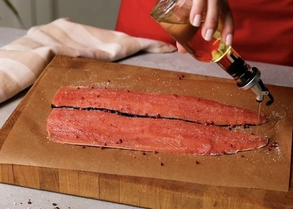 Полить оливковым маслом. Завернуть в пергамент. Убрать в холодильник на 7-8 часов. 