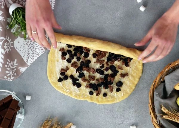 Свернуть рулет, хорошо защипать края. 