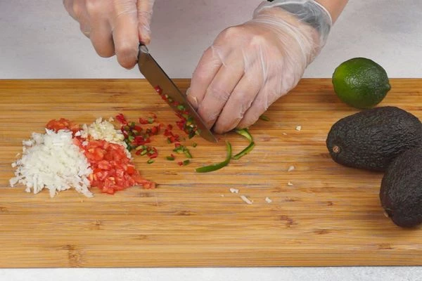 Лук шалот очистить, нарезать мелким кубиком, помидоры черри и перец чили (мы взяли 2 вида для цвета) тоже нарезать мелким кубиком, чеснок измельчить. 