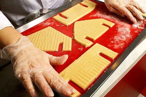 Заготовки домика поставить в разогретую до 200-220С духовку на 10-12 минут.  Готовые детали хорошо остудить, прежде чем будем собирать домик.